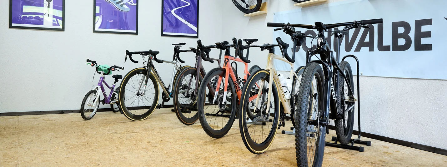 Giro preferito St. Märgen © Landhotel Fuchs Diverse biciclette in piedi e appese al muro in una stanza con pavimento in legno