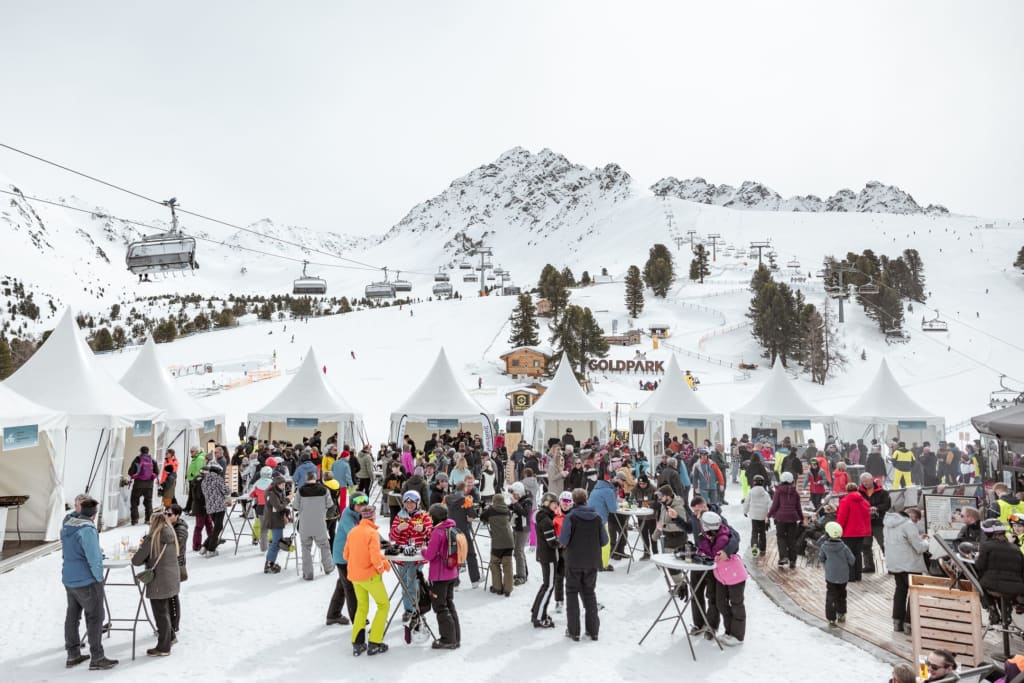 Food Vibration Menigte bij winterfestival bij besneeuwde berg en skiliften