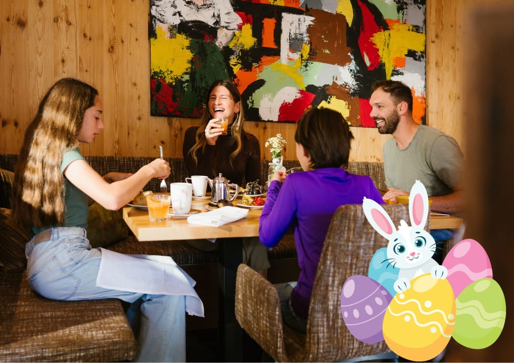 Familie isst gemeinsam an einem Tisch mit bunten Ostereiern und Osterhasenillustration