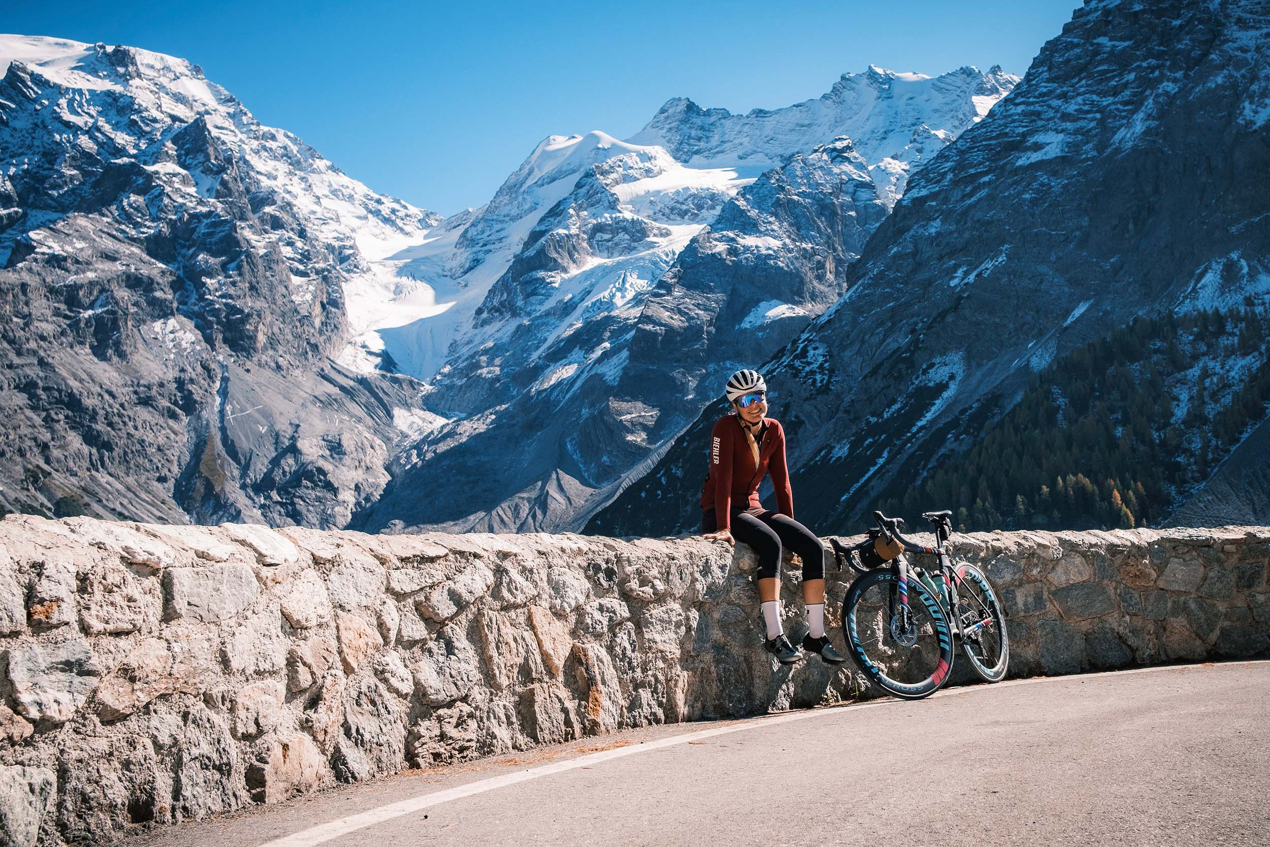 Roadbiken mit verschneiten Bergen im Hintergrund © Maria Wilke